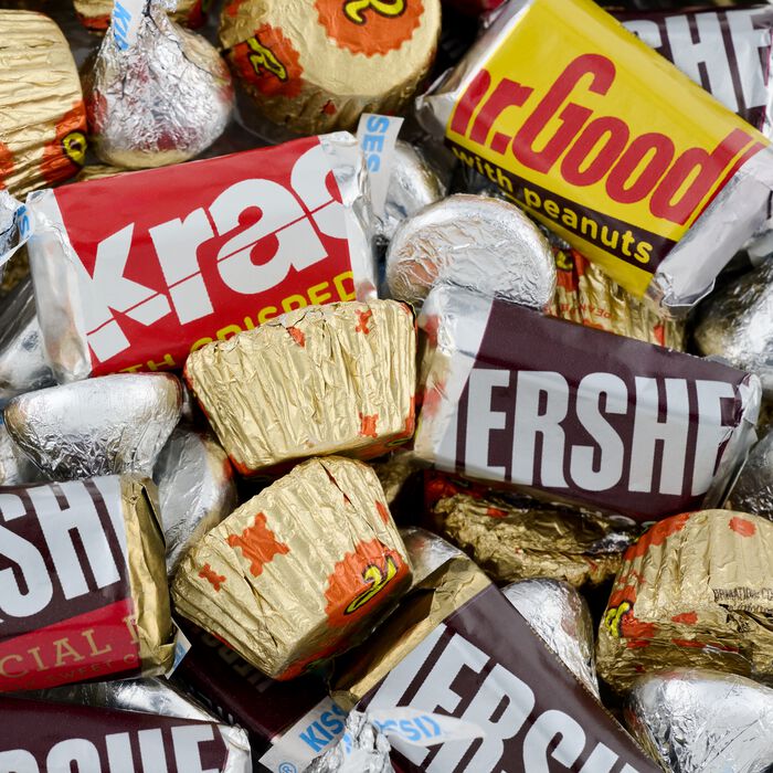 Image of HERSHEY'S Golden Gift Box With Milk And Dark Chocolate Assorted Mix Candy 32 Oz. | 2 lbs. box Packaging