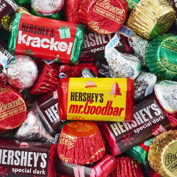 Image of HERSHEY'S Assorted Miniatures Green Striped Holiday Gift Box, 20 oz Packaging