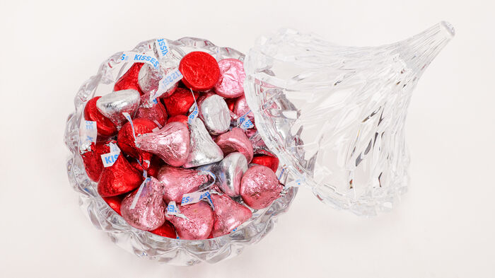 Image of HERSHEY’S KISSES Crystal Covered Candy Dish Packaging