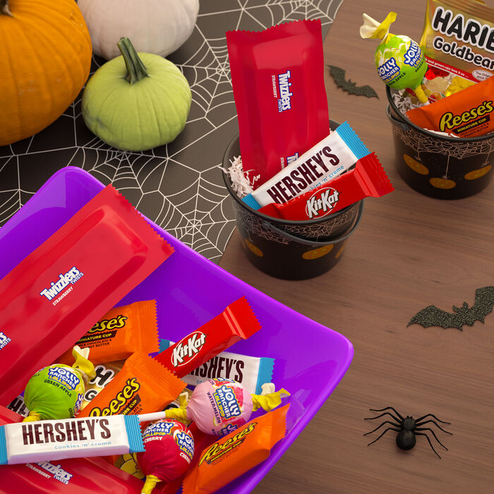 Image of Hershey Assorted, Halloween Candy Bulk Variety Bag, 98.54 oz (330 Pieces) Packaging
