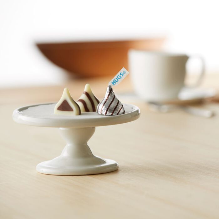 Image of HERSHEY'S HUGS Milk Chocolate and White Creme Candy Share Pack, 9.4 oz Packaging