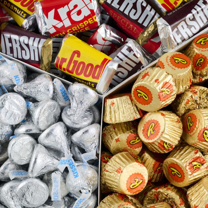 Image of HERSHEY’S Filled Gold Tin HERSHEY’S Filled Gold Tin | 11 lbs. Packaging