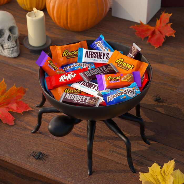 Image of Hershey Assorted, Halloween Candy Bulk Variety Bag, 39.72 oz (75 Pieces) Packaging