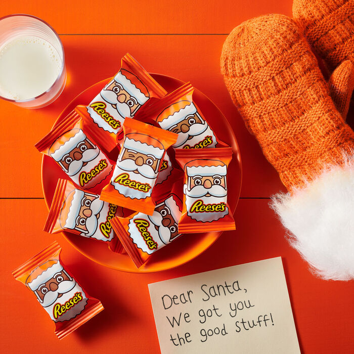 Image of REESE'S Milk Chocolate Peanut Butter Creme Santas, Christmas Candy Bag, 9.1 oz Packaging