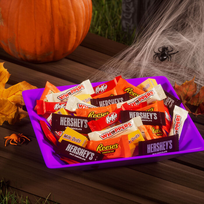 Image of Hershey Assorted Halloween Candy, 32.33oz Bag (105 Pieces) Packaging