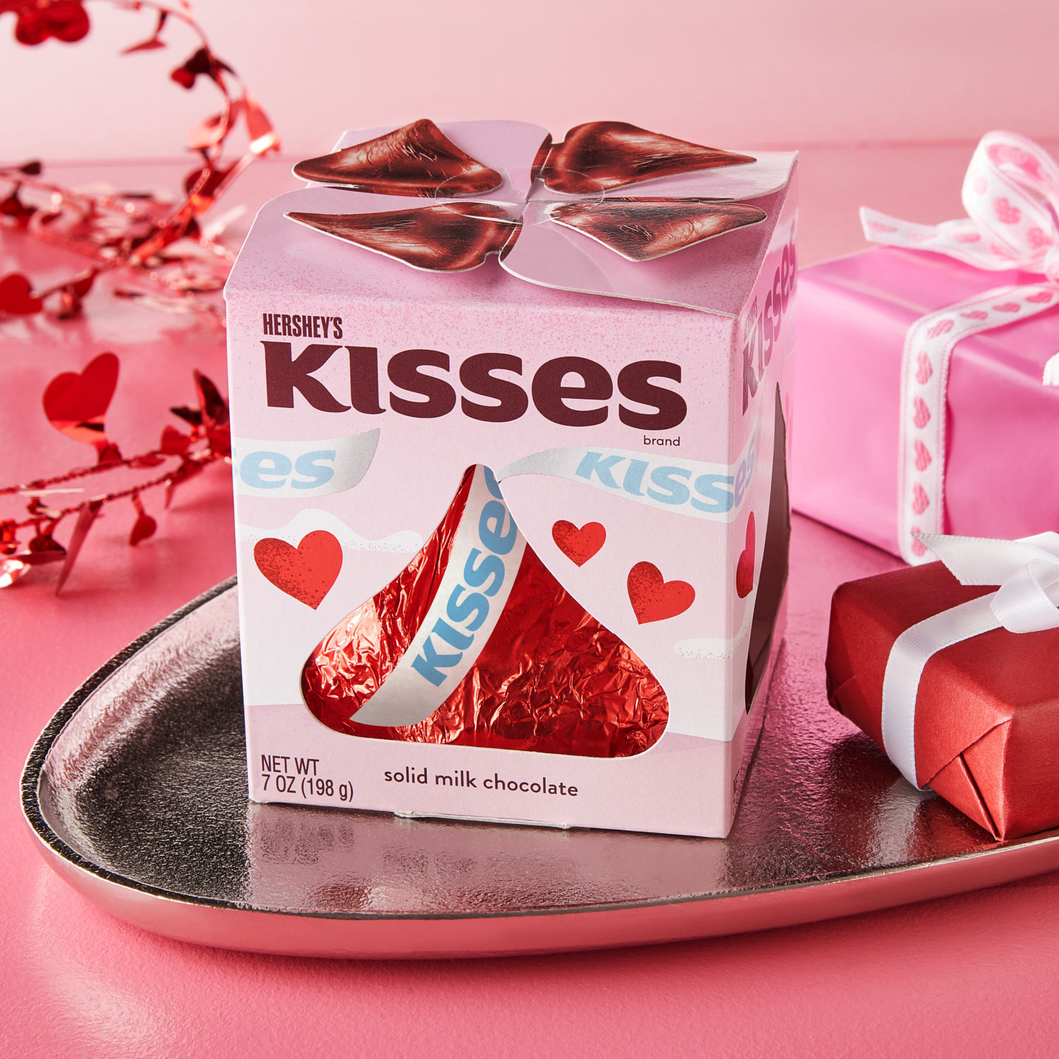 HERSHEY'S KISSES Milk Chocolate Snoopy™ and Friends, Valentine's Day, Candy  Gift Box, 6.5 oz