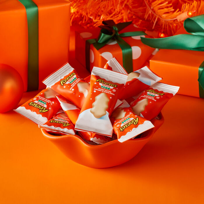 Image of REESE'S White Creme Snack Size Peanut Butter Trees, Christmas Candy Bag, 9.6 oz Packaging