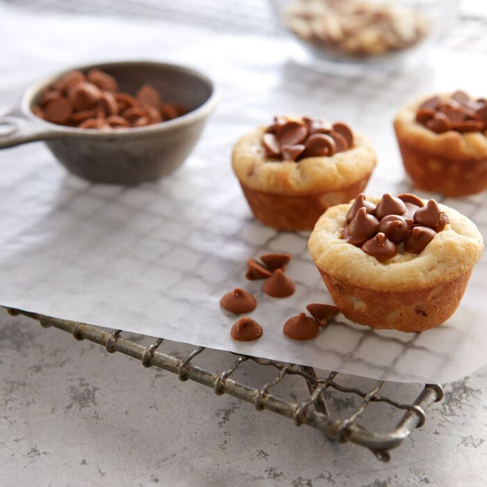 Image of HERSHEY'S Cinnamon Baking Chips 10oz Candy Bag Packaging