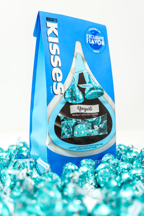 Image of HERSHEY'S KISSES Flavors of the World Yogurt, 10 oz bag Packaging