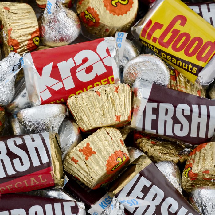 Image of HERSHEY’S Assorted Miniatures Gold Gift Tin, 5 lbs Packaging