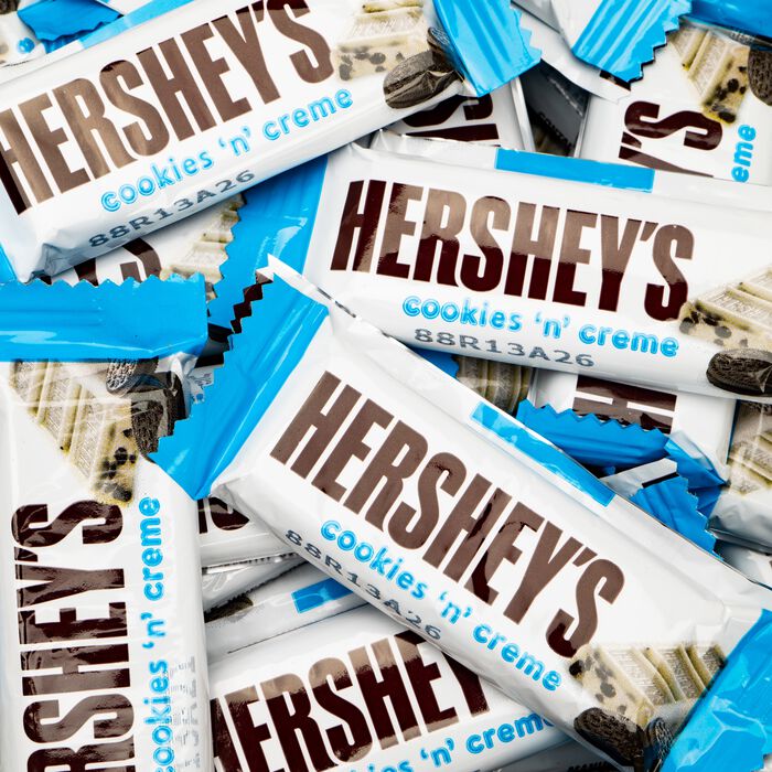 Image of HERSHEY’S Cookies ‘n’ Creme Snack Size Bars 5 lbs. Bulk Candy Box Packaging