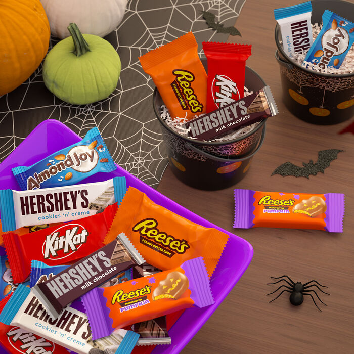 Image of Hershey Assorted, Halloween Candy Bulk Variety Bag, 39.72 oz (75 Pieces) Packaging