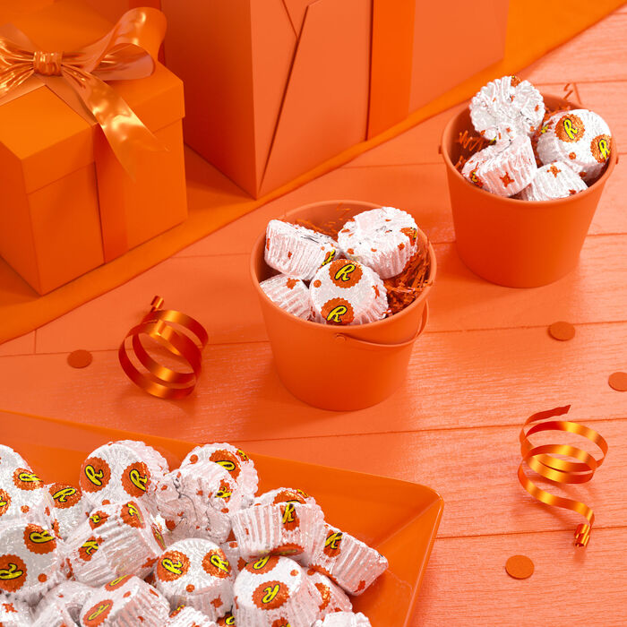 Image of REESE'S Miniatures White Creme Peanut Butter Cups Candy Share Pack, 9.6 oz Packaging