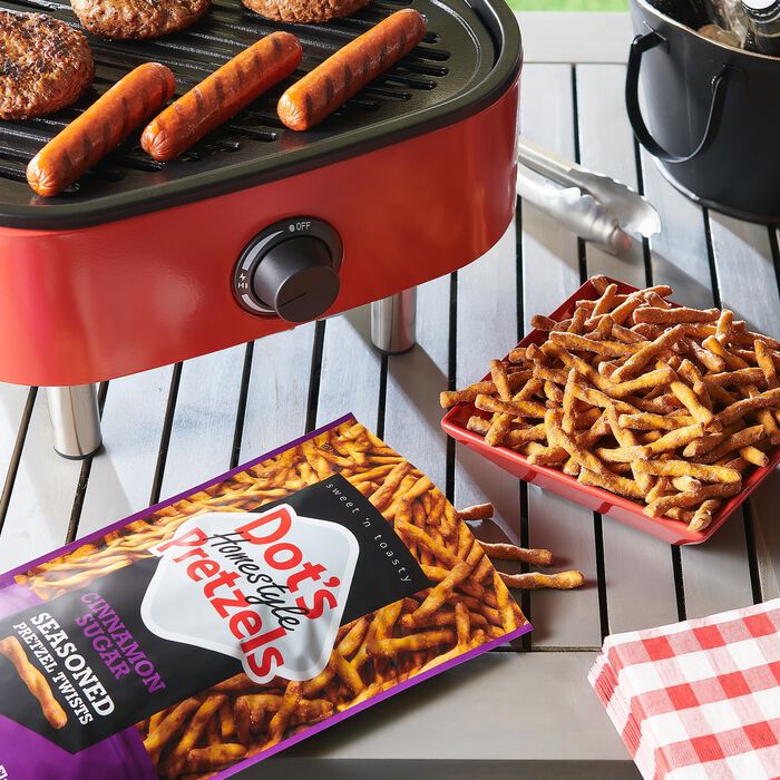 Image of DOT'S HOMESTYLE PRETZELS Cinnamon Sugar Seasoned Pretzel Twists, 16oz bag Packaging