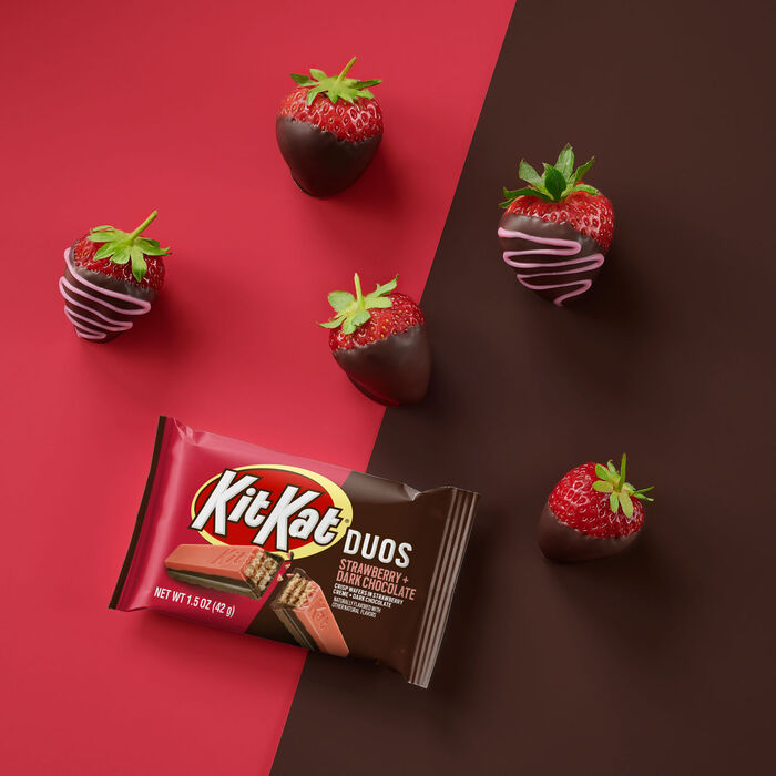 Image of KIT KAT DUOS Strawberry + Dark Chocolate Standard Size 1.5oz Candy Bar Packaging