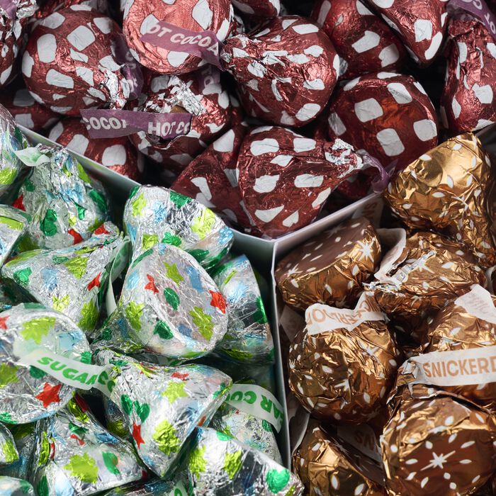Image of HERSHEY'S KISSES Trio Red Holiday Gift Tin, 36 oz Packaging