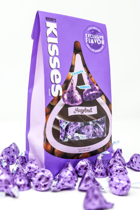 Image of HERSHEY'S KISSES Flavors of the World Hazelnut Candy, 10 oz. Packaging