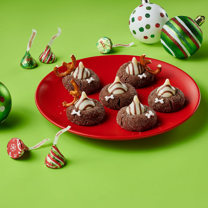 Image of HERSHEY'S HUGS Grinch Milk Chocolate and White Creme, Christmas , Candy Bag, 8.45 oz Packaging