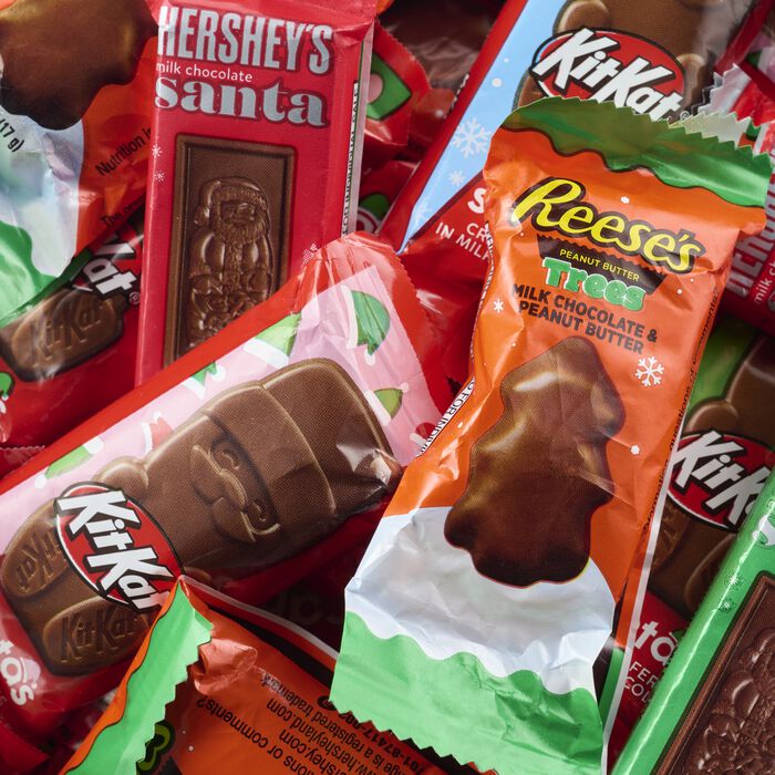 Image of HERSHEY'S Assorted Snack Size Red and Green Holiday Gift Tin, 24 oz Packaging