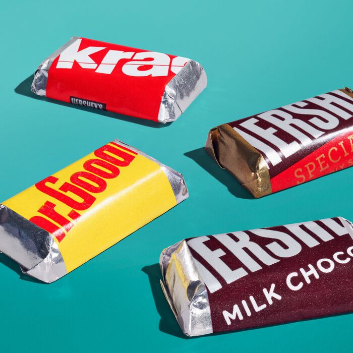 Image of HERSHEY'S Miniatures Assorted Chocolate Candy Party Pack, 35.9 oz Packaging