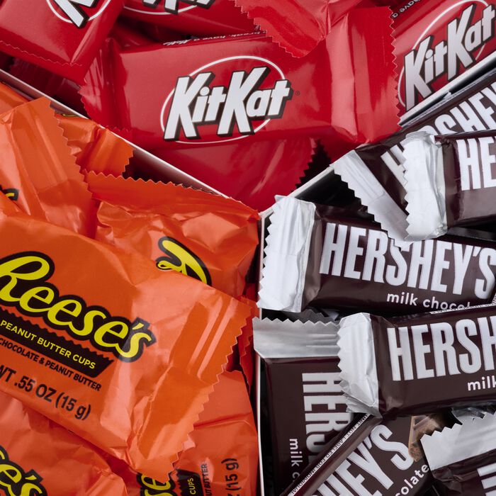 Image of HERSHEY’S Assorted Snack Size Gold Gift Tin, 7 lbs Packaging