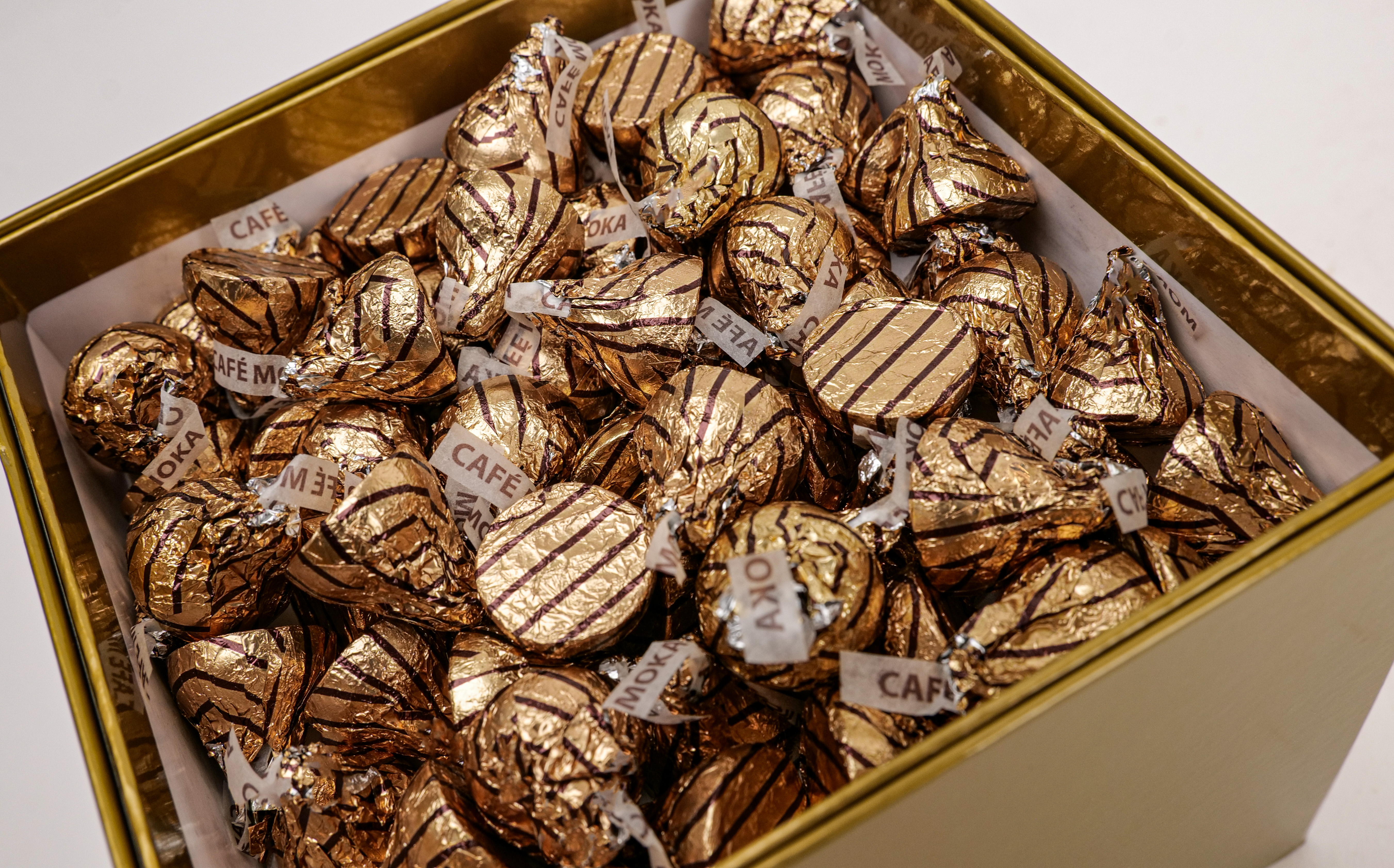 HERSHEY'S KISSES & HUGS Collection Signature Gold 3-Tier Gift Box